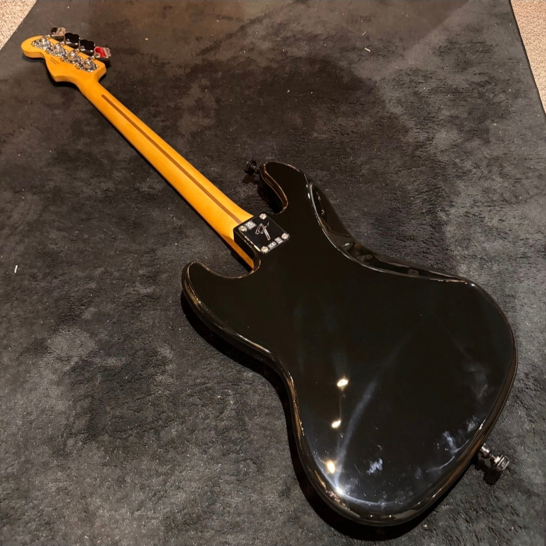 Fender Player Jazz Bass with Maple Fretboard Black
