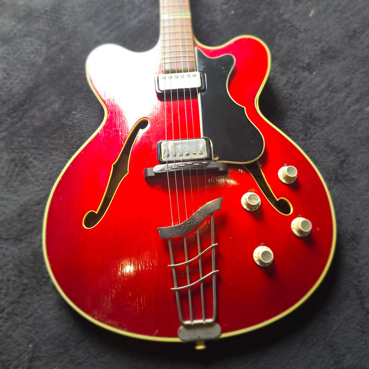 Hofner Verithin 1962-1964 in Cherry Red