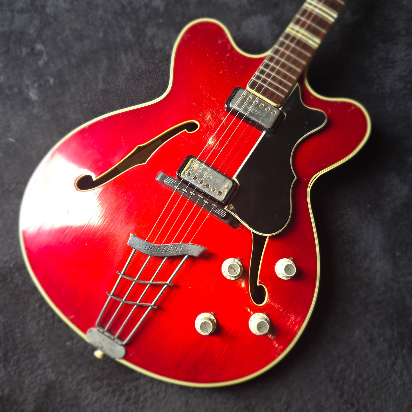 Hofner Verithin 1962-1964 in Cherry Red