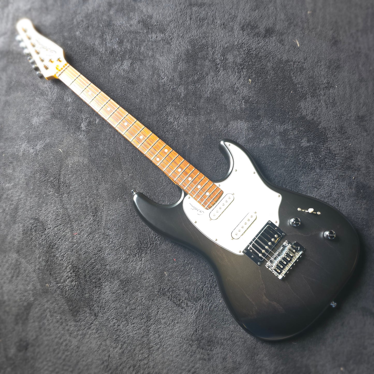 Godin Session HT in Matt Black