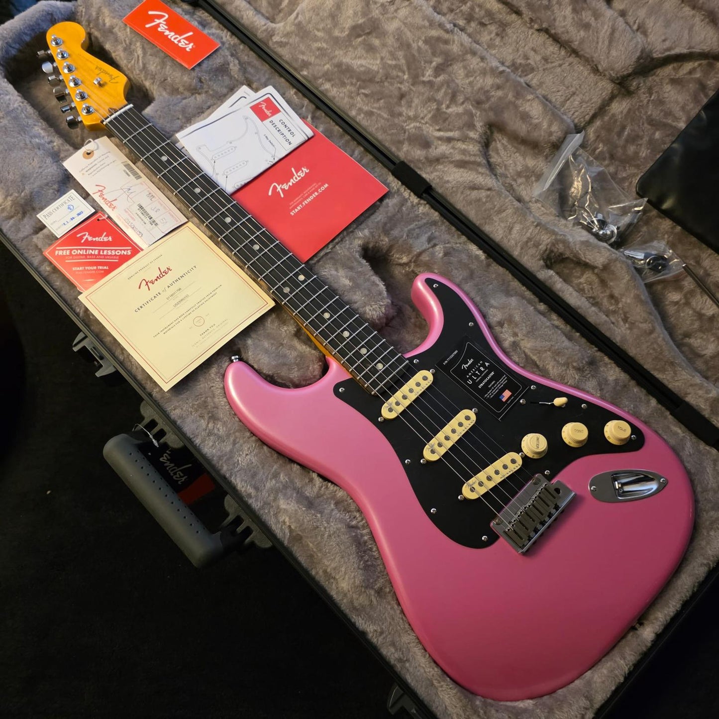 Fender USA Ultra Stratocaster 2023 - Bubble Gum Metallic