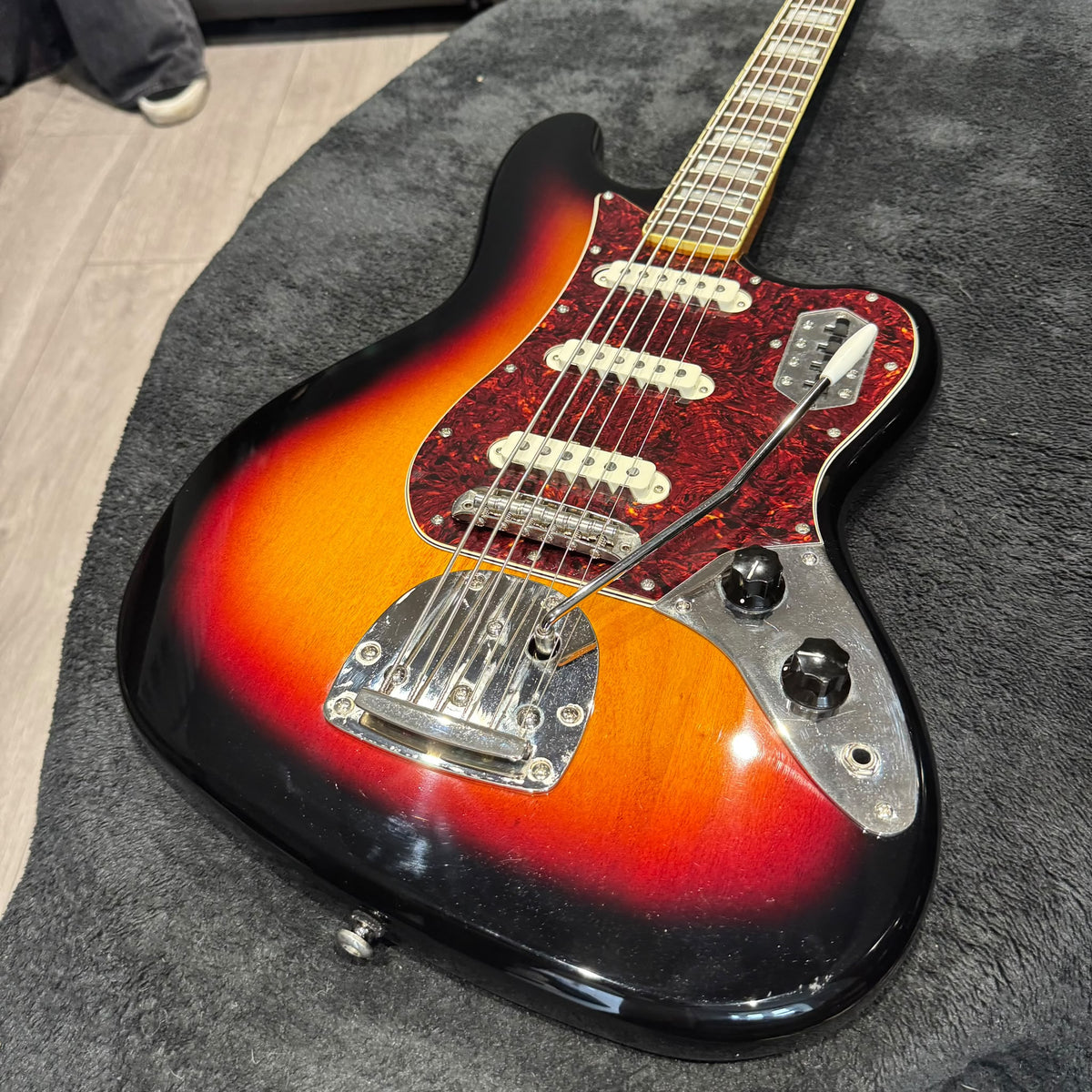 Squier classic vibe bass IV 3-colour sunburst