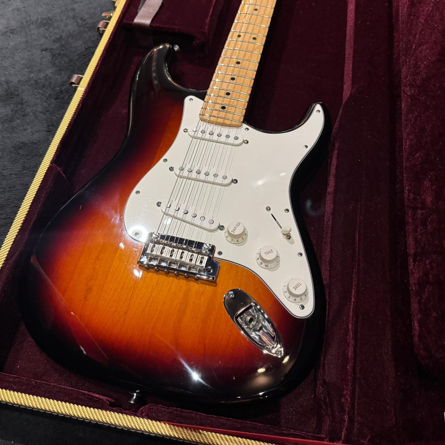 Fender American Standard Stratocaster with Maple Fretboard 2011 3-Color Sunburst