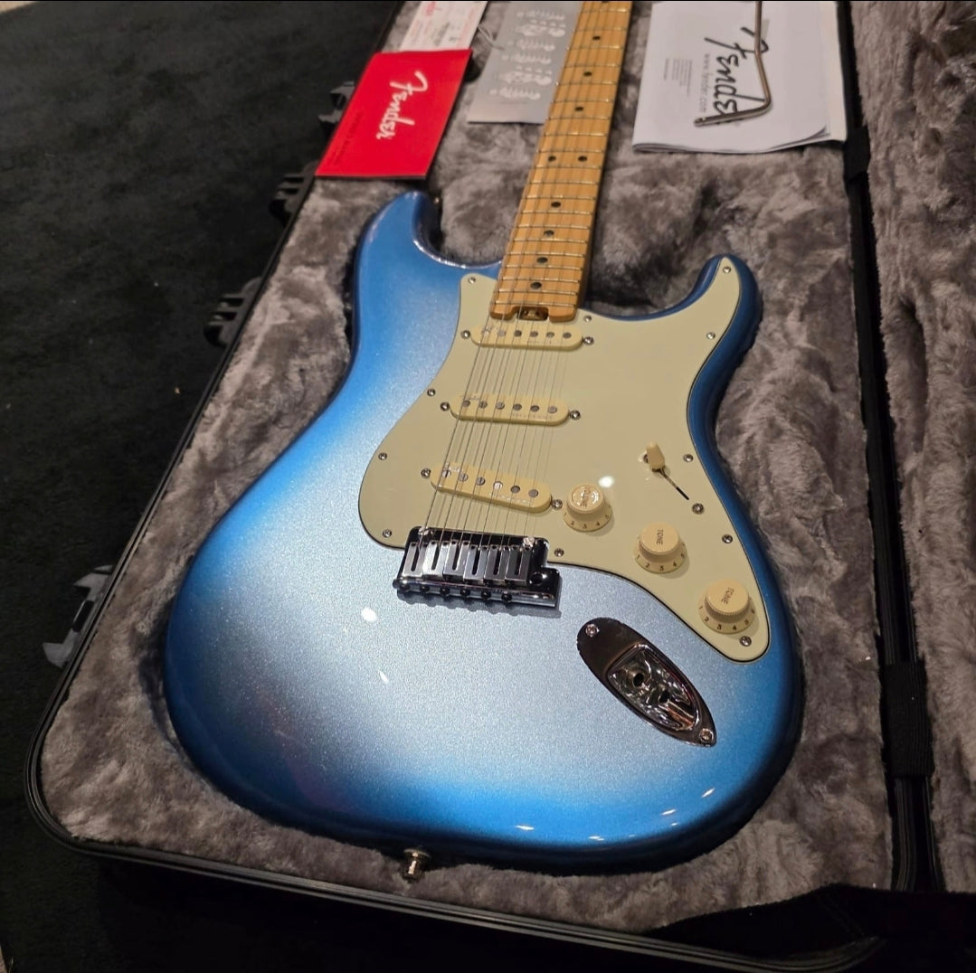 Fender American Elite Stratocaster with Maple Fretboard Sky Burst Metallic