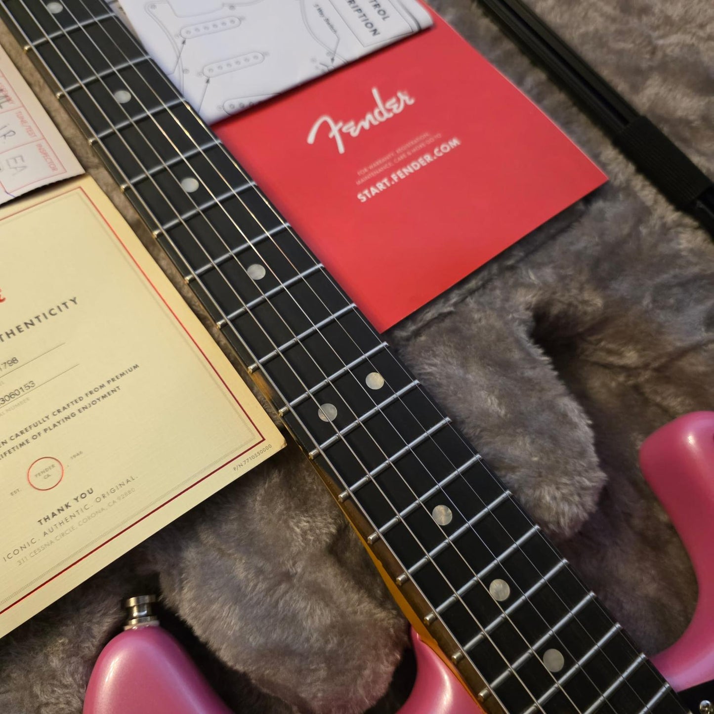 Fender USA Ultra Stratocaster 2023 - Bubble Gum Metallic