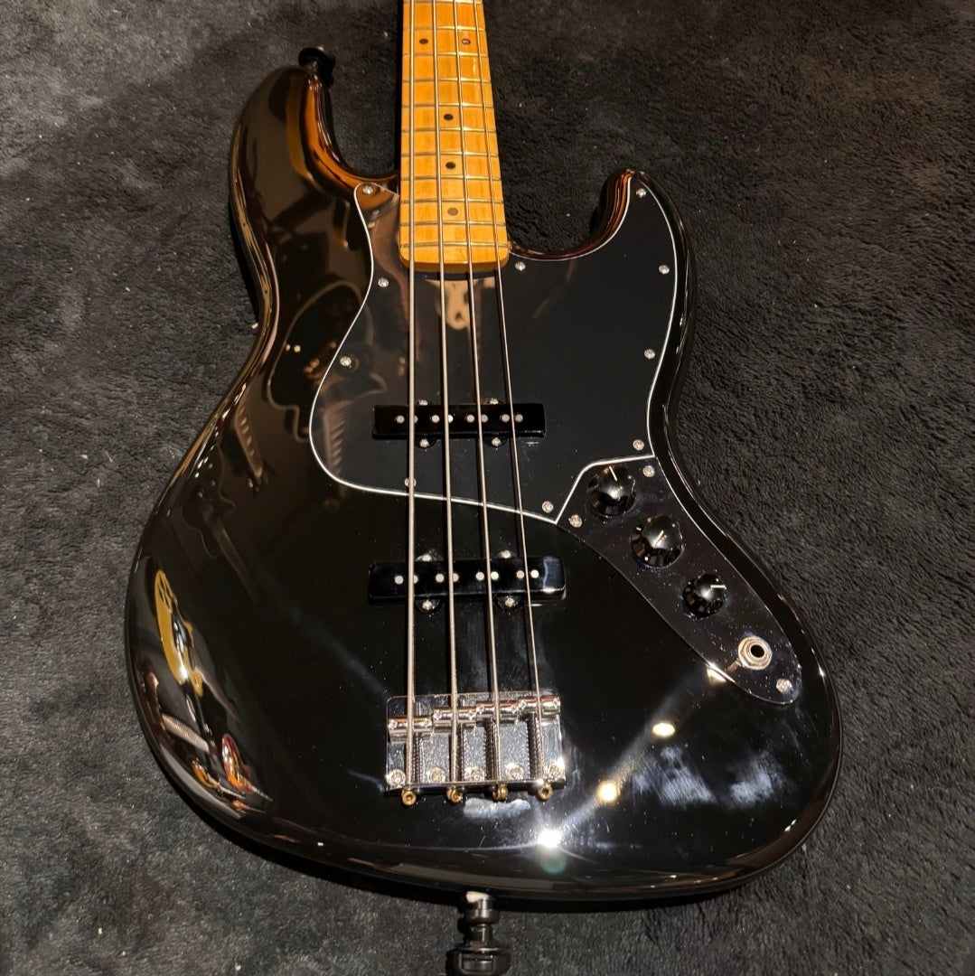 Fender Player Jazz Bass with Maple Fretboard Black