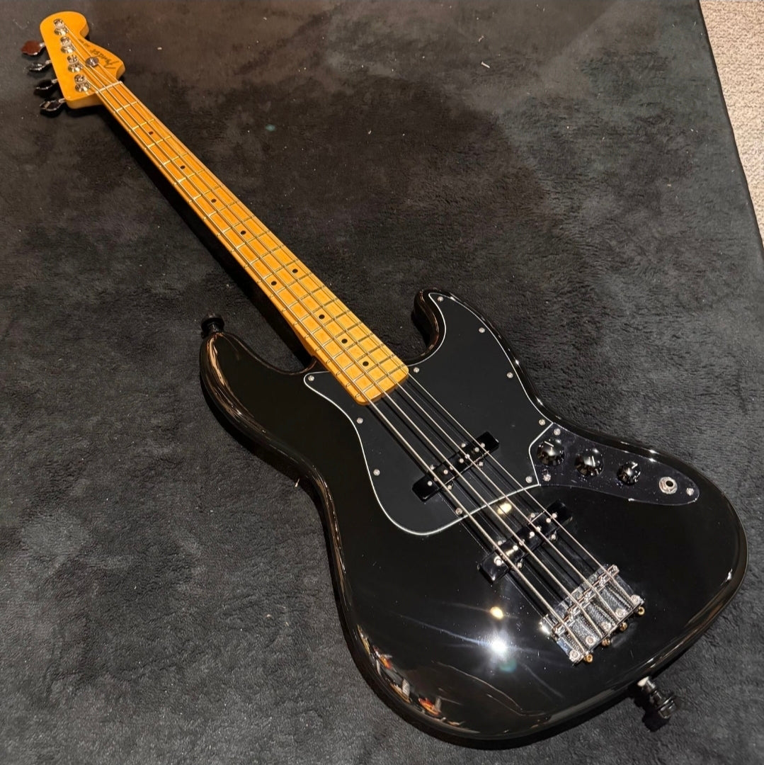 Fender Player Jazz Bass with Maple Fretboard Black