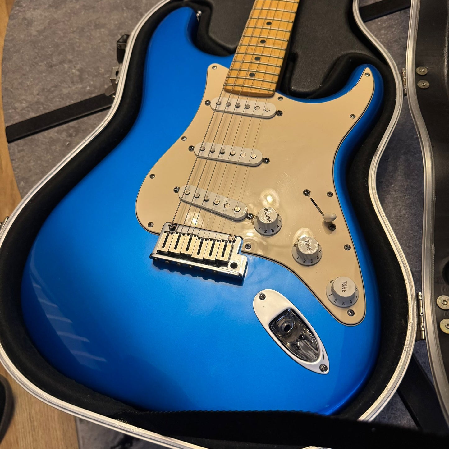 Fender American Series Stratocaster with Maple Fretboard 2003 - Chrome Blue