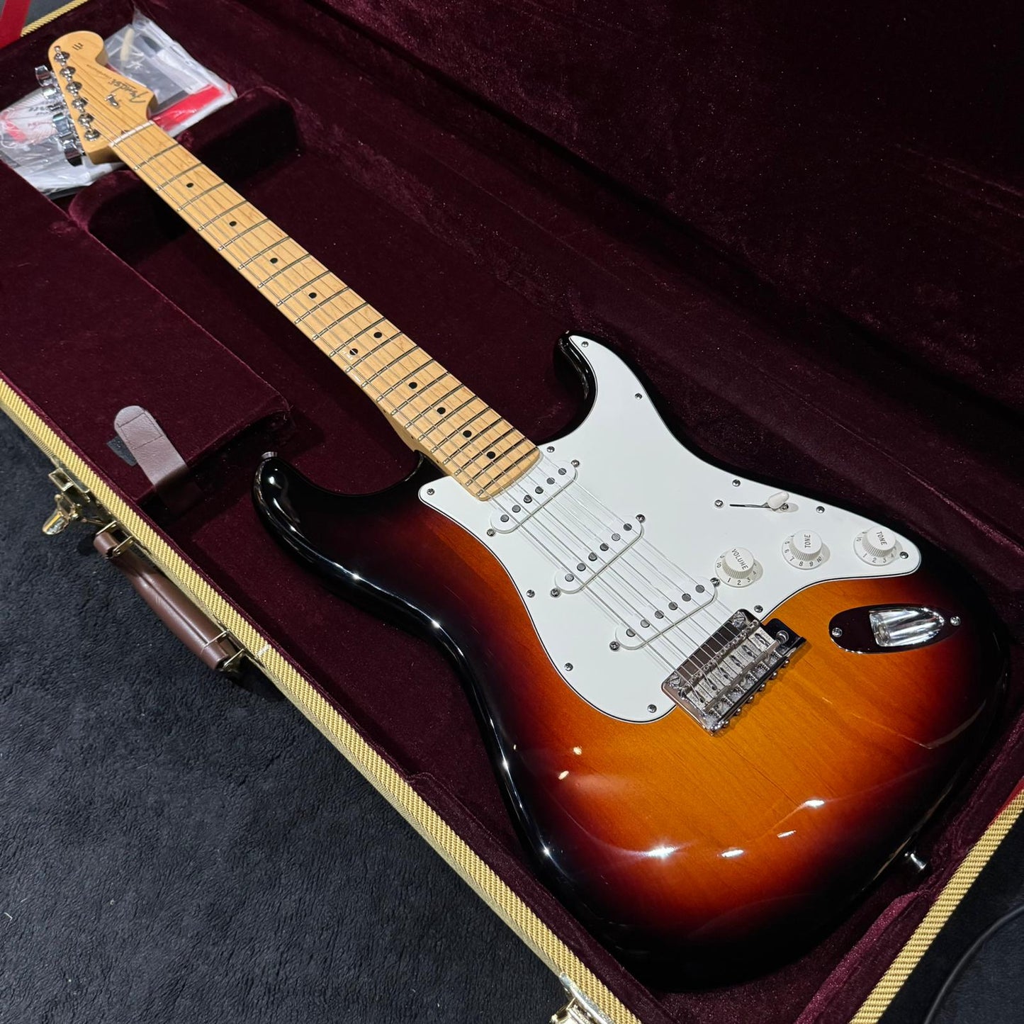 Fender American Standard Stratocaster with Maple Fretboard 2011 3-Color Sunburst