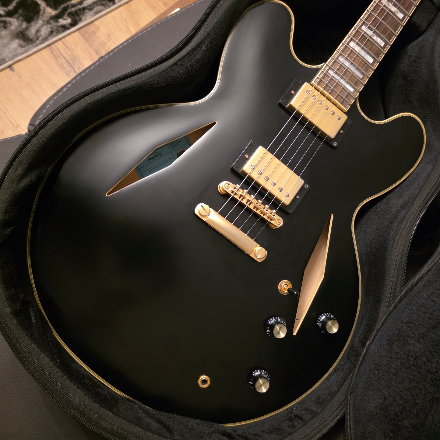 Epiphone Sheraton, Emily Wolf Signature in Stealth Black