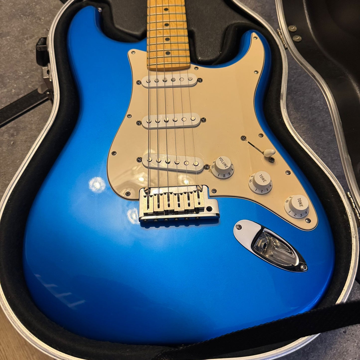 Fender American Series Stratocaster with Maple Fretboard 2003 - Chrome Blue