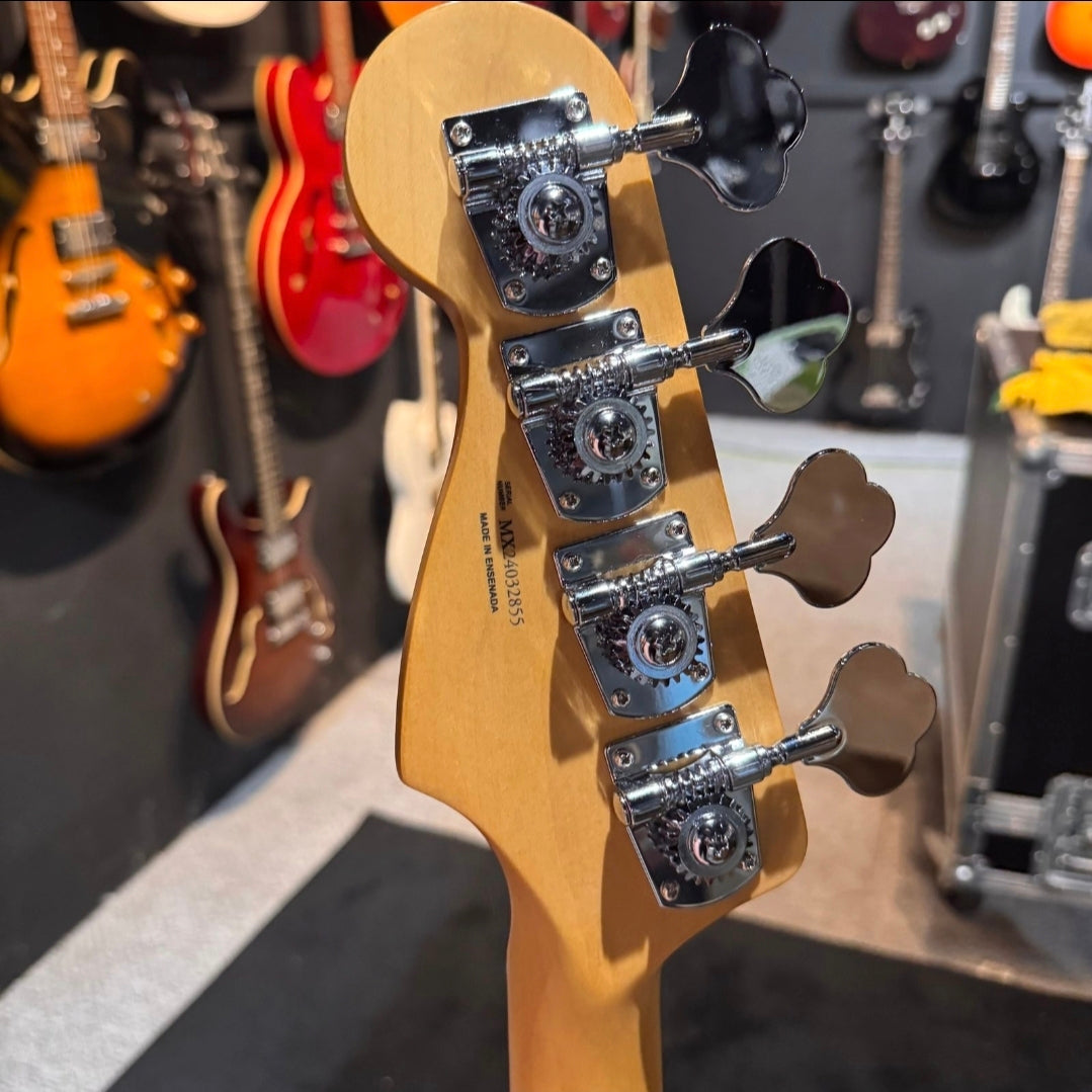 Fender Player Jazz Bass with Maple Fretboard Black