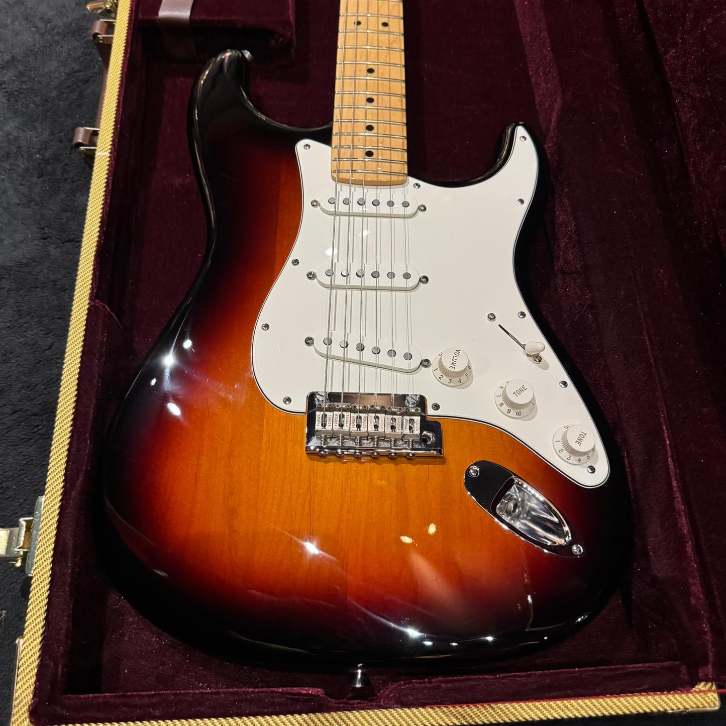 Fender American Standard Stratocaster with Maple Fretboard 2011 3-Color Sunburst