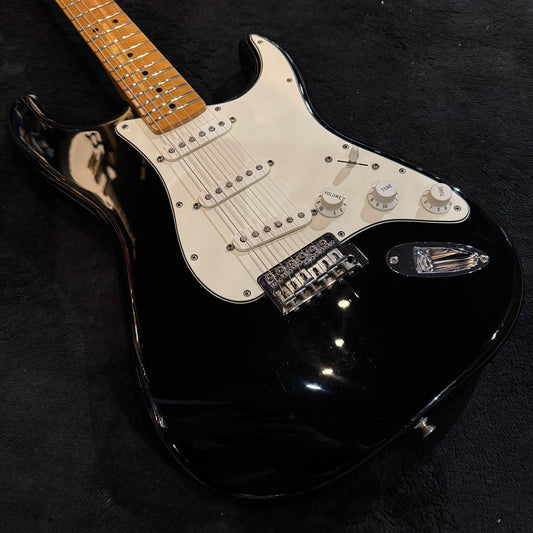Fender Standard Stratocaster with Maple Fretboard Black