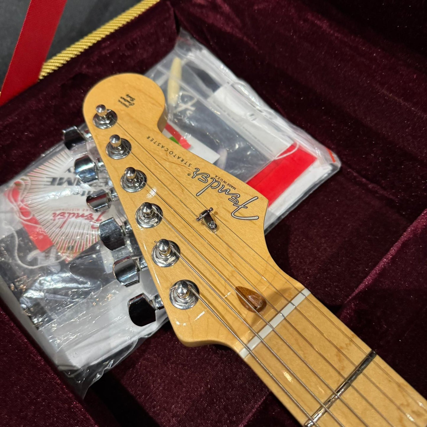 Fender American Standard Stratocaster with Maple Fretboard 2011 3-Color Sunburst