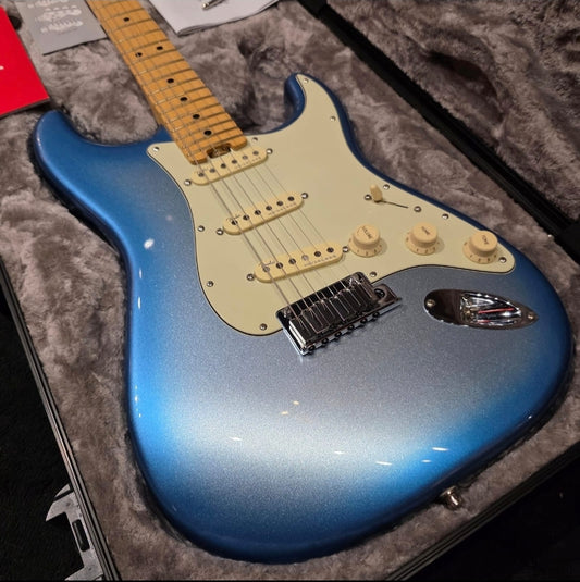 Fender American Elite Stratocaster with Maple Fretboard Sky Burst Metallic