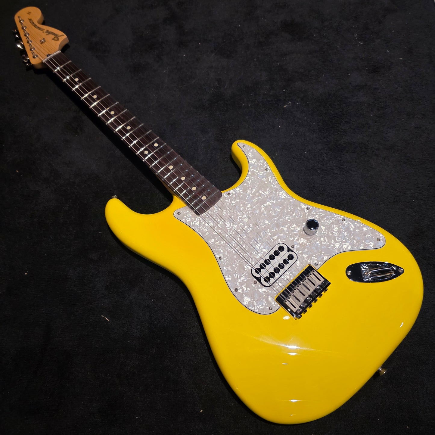 Fender Limited Edition Tom DeLonge Signature Stratocaster Graffiti Yellow