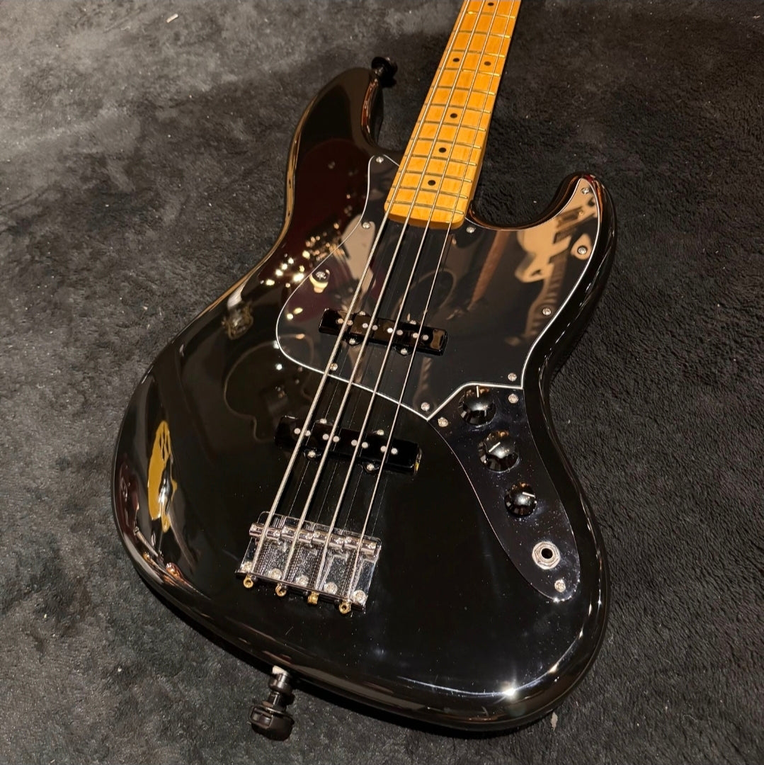 Fender Player Jazz Bass with Maple Fretboard Black