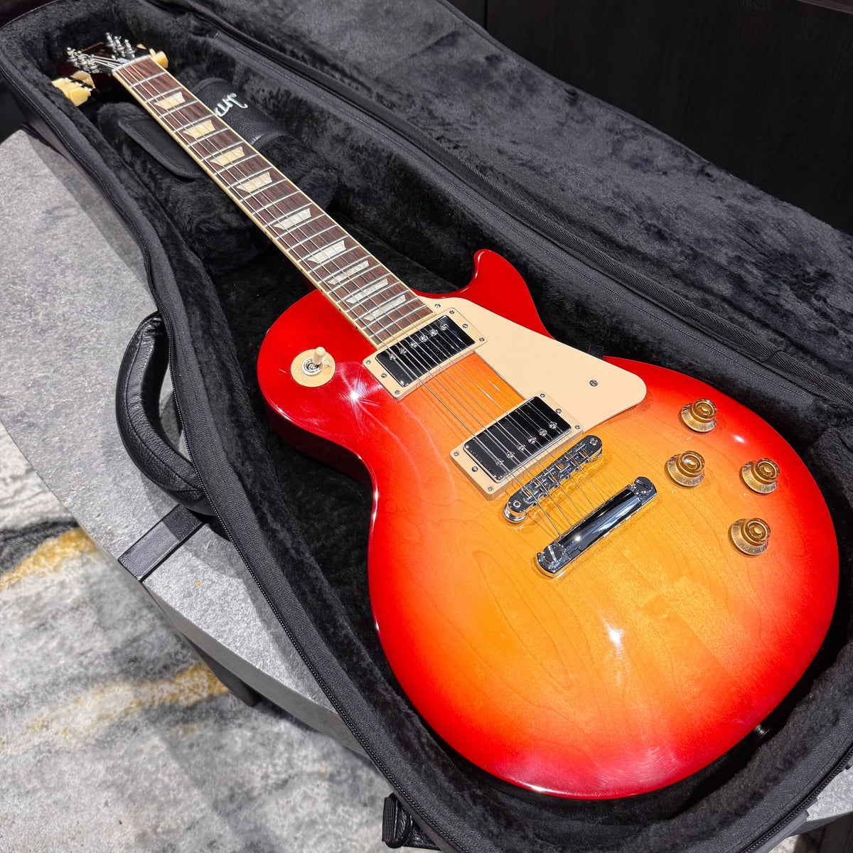 Gibson Les Paul Studio 2024 - Cherry sunburst