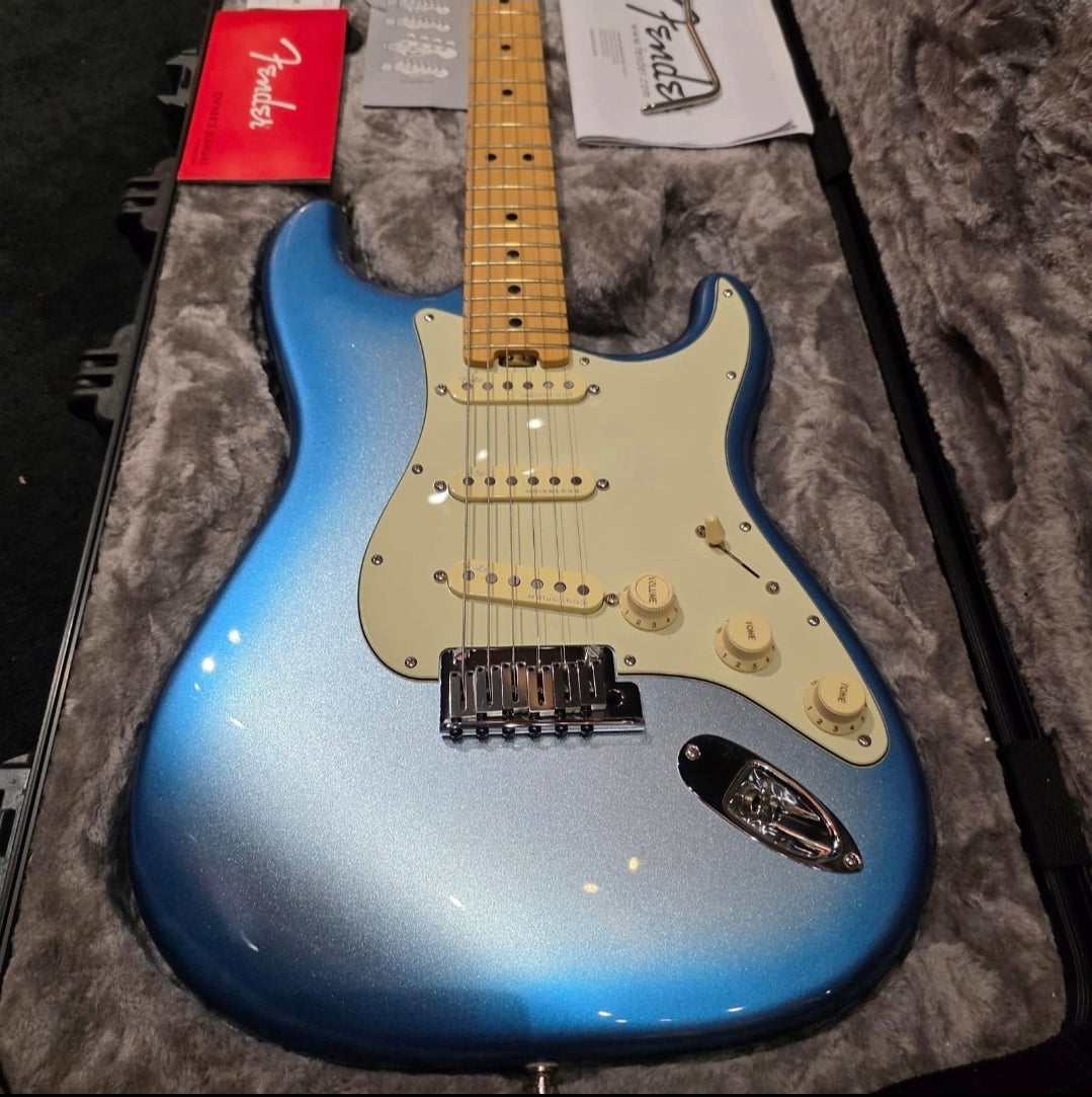 Fender American Elite Stratocaster with Maple Fretboard Sky Burst Metallic