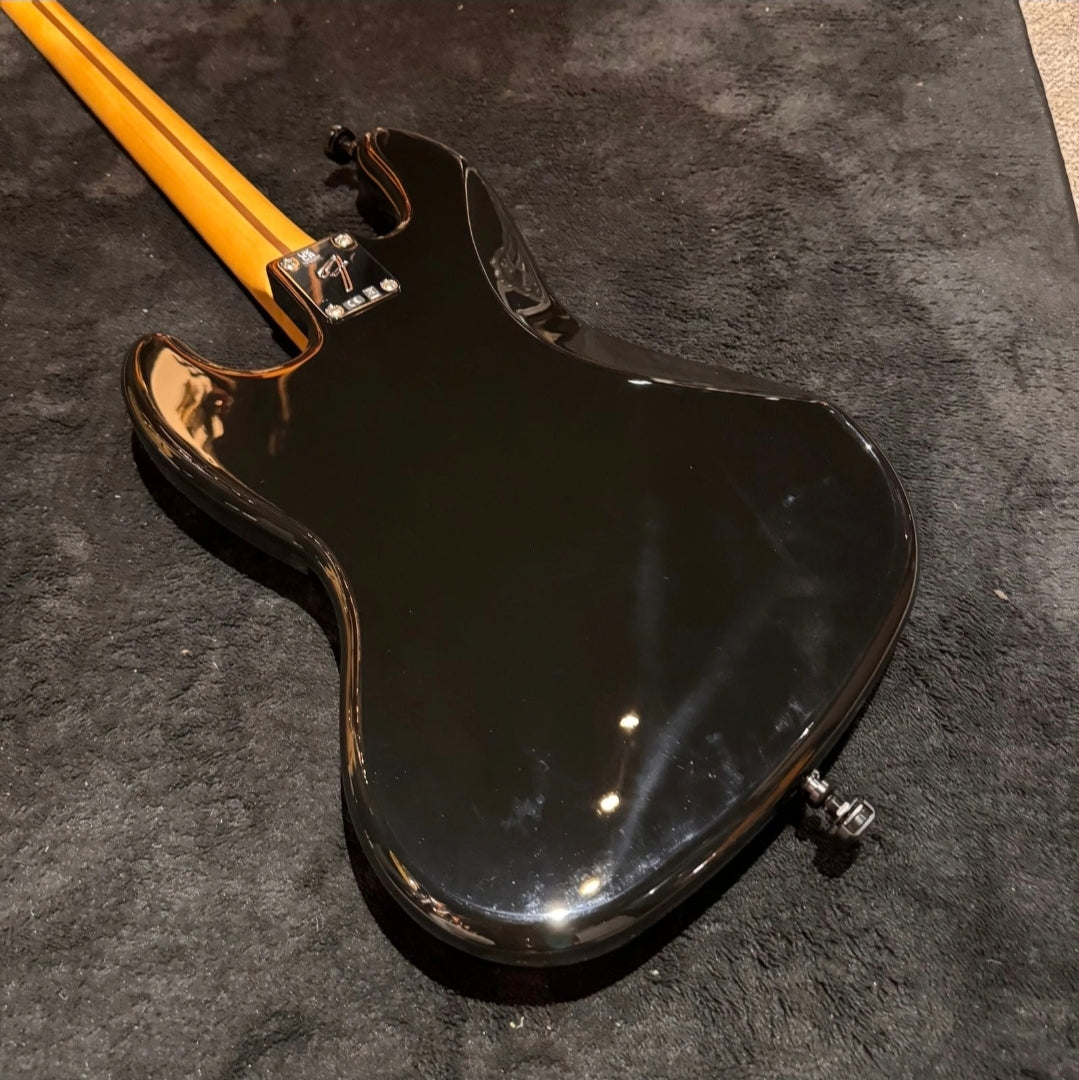 Fender Player Jazz Bass with Maple Fretboard Black