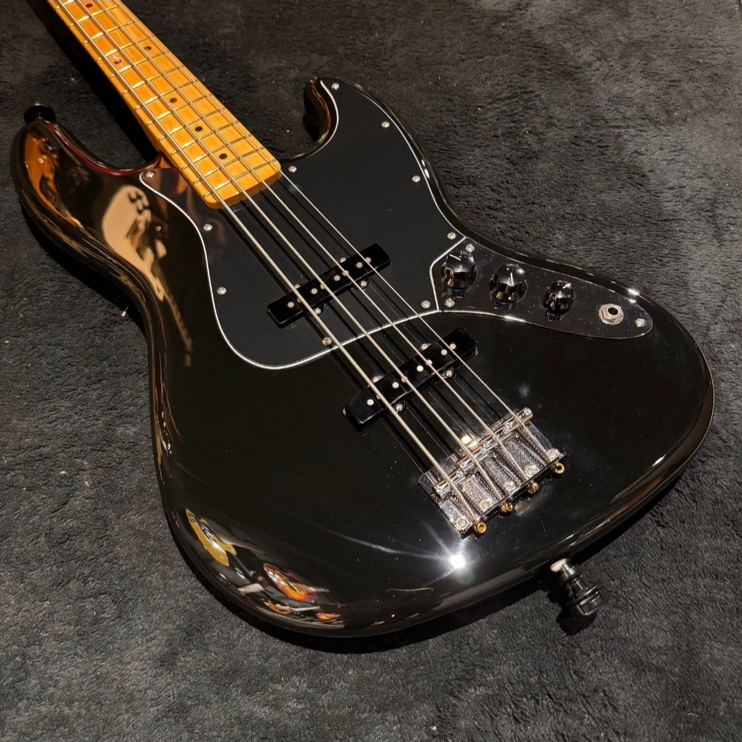 Fender Player Jazz Bass with Maple Fretboard Black