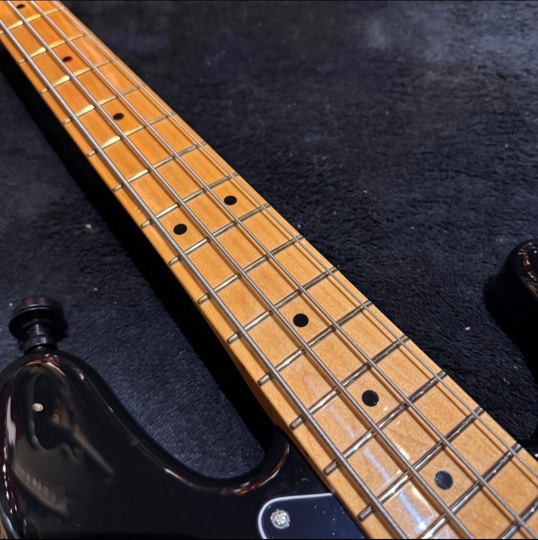 Fender Player Jazz Bass with Maple Fretboard Black