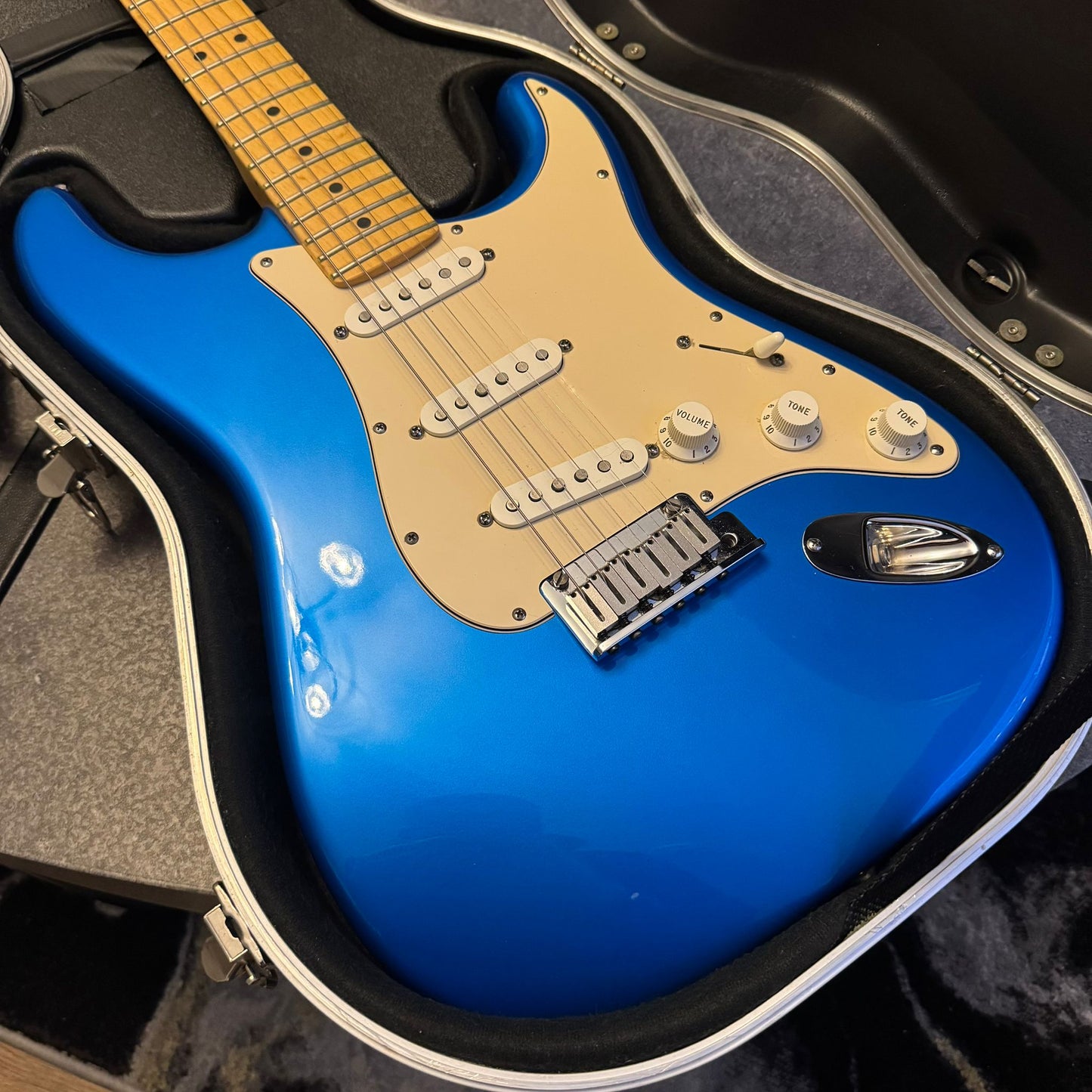 Fender American Series Stratocaster with Maple Fretboard 2003 - Chrome Blue