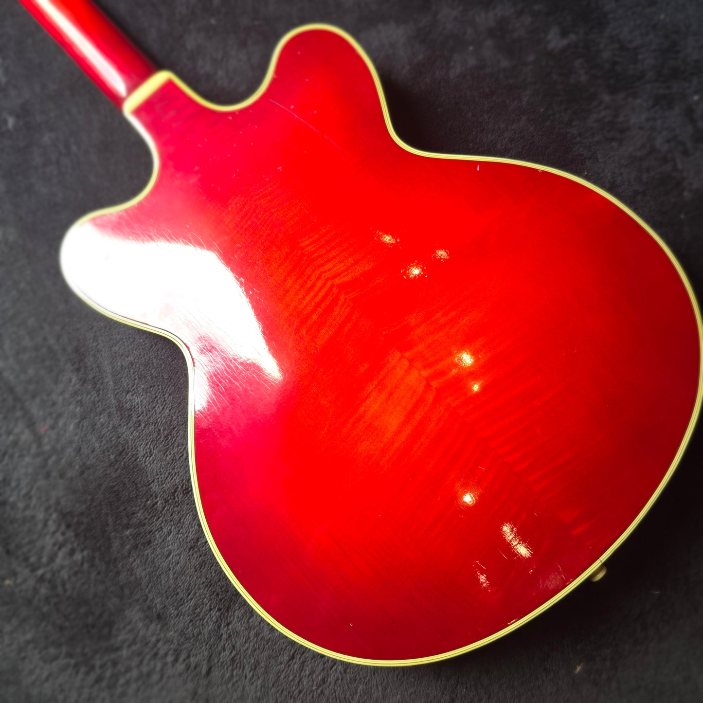 Hofner Verithin 1962-1964 in Cherry Red