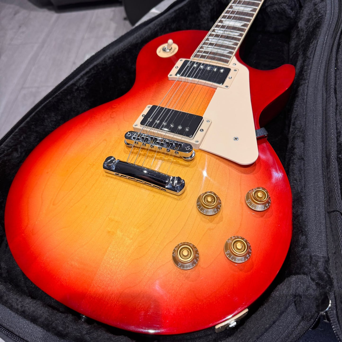 Gibson Les Paul Studio 2024 - Cherry sunburst