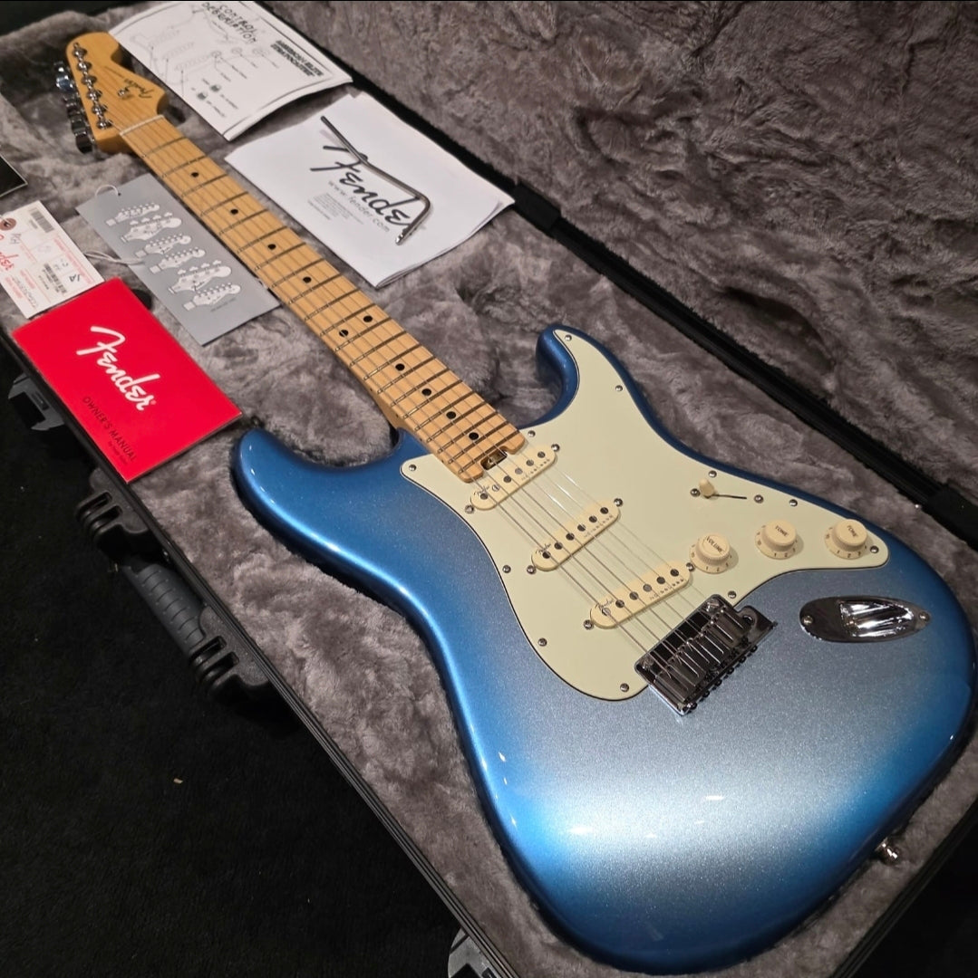 Fender American Elite Stratocaster with Maple Fretboard Sky Burst Metallic