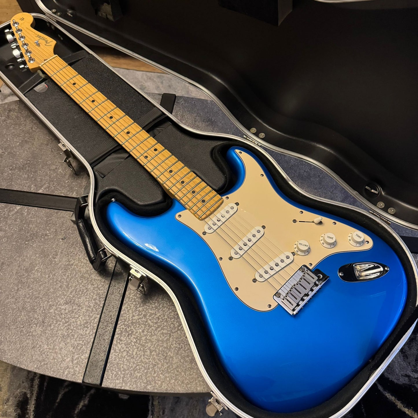 Fender American Series Stratocaster with Maple Fretboard 2003 - Chrome Blue